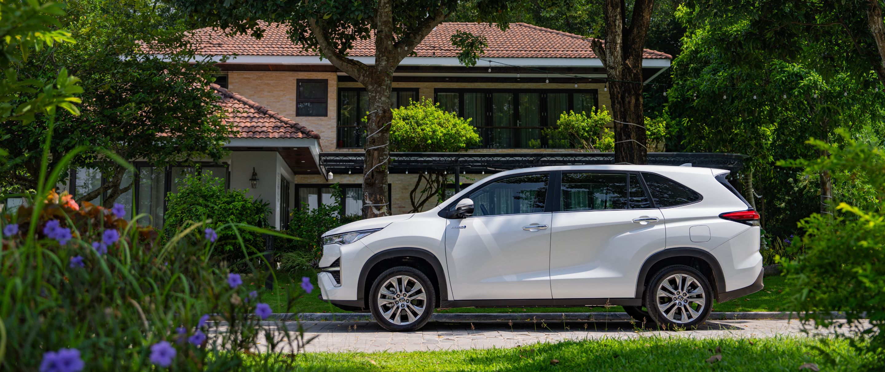 White Toyota Innova Cross Hybrid, from Toyota’s 2026 model feature